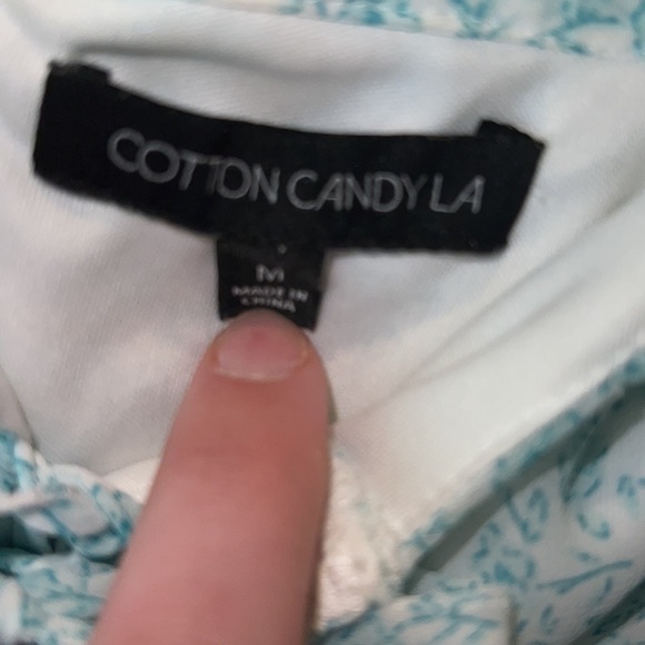 Crop blue floral tank with adjustable straps. - Picture 3 of 4